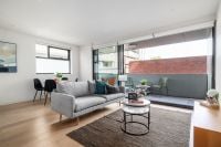 Stylish Inner City Living in Light and Bright Surronds