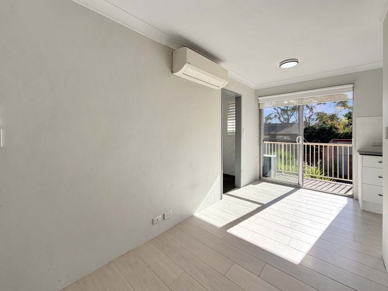 Renovated & Light-Filled Unit in an Ultra-Convenient Location