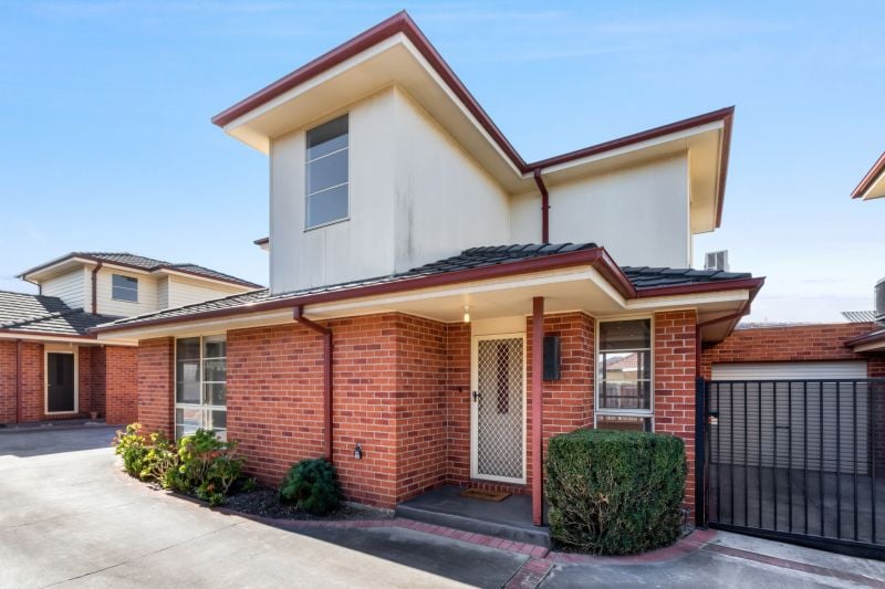 2/94 Rathcown Road, Reservoir