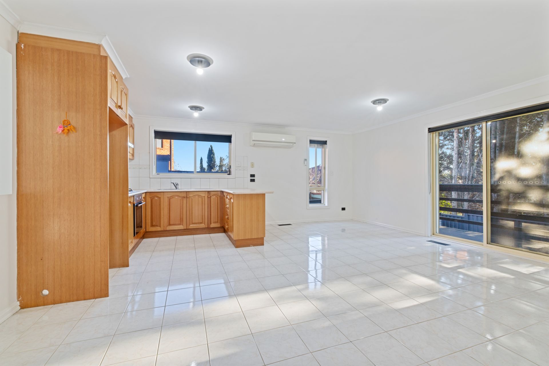 Immaculate Unit in a Peaceful Court Setting