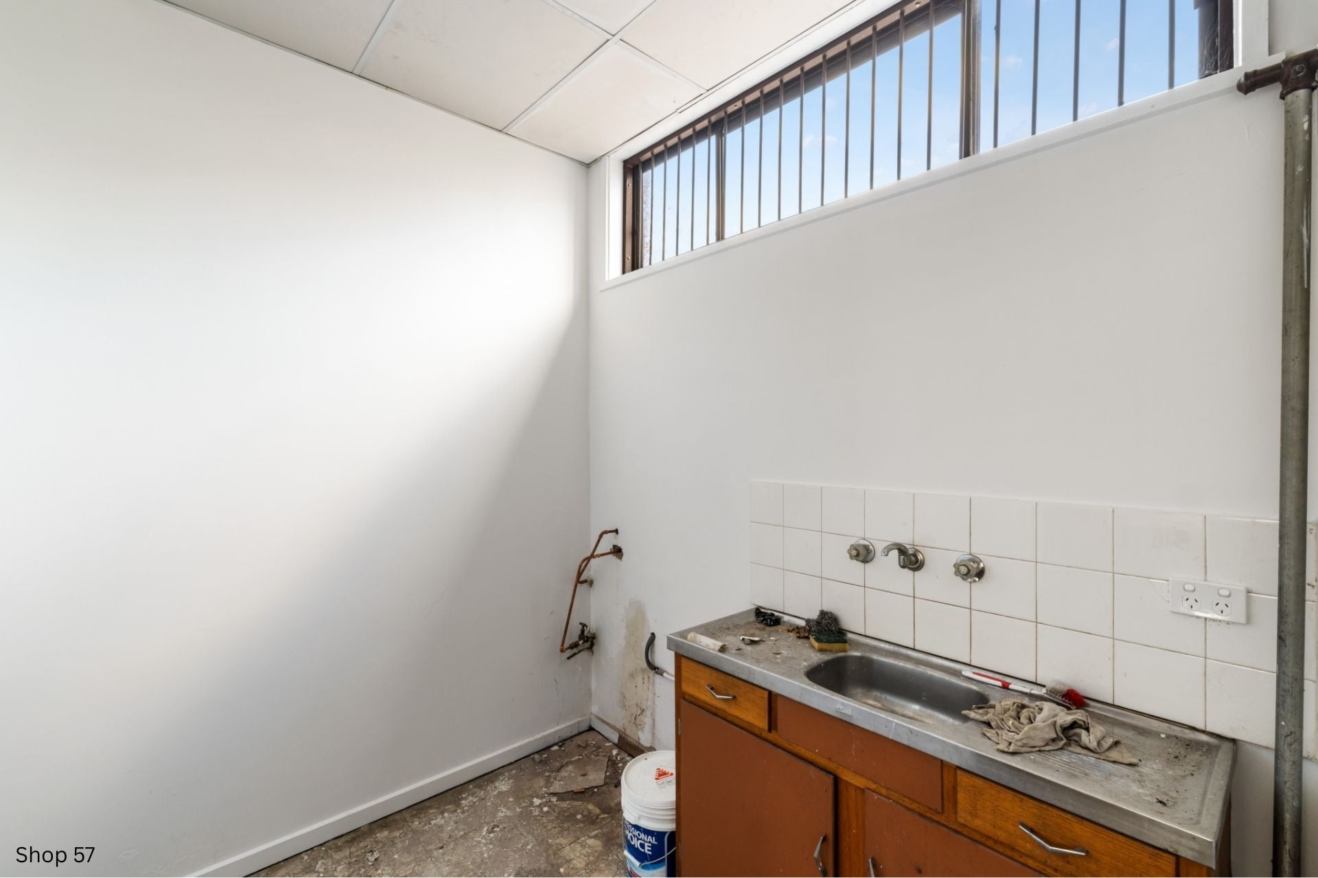 2 LOCK UP SHOPS
BLANK CANVAS
