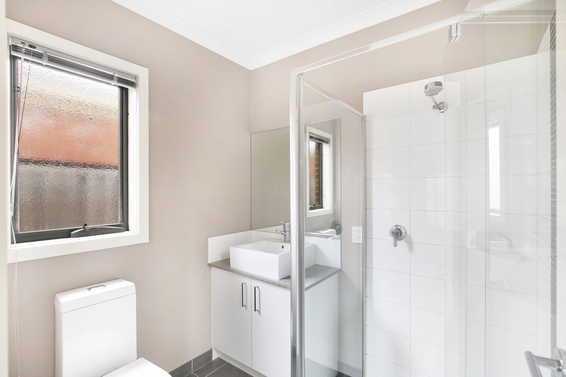 INVITING & MODERN 4 BEDROOM FAMILY HOME