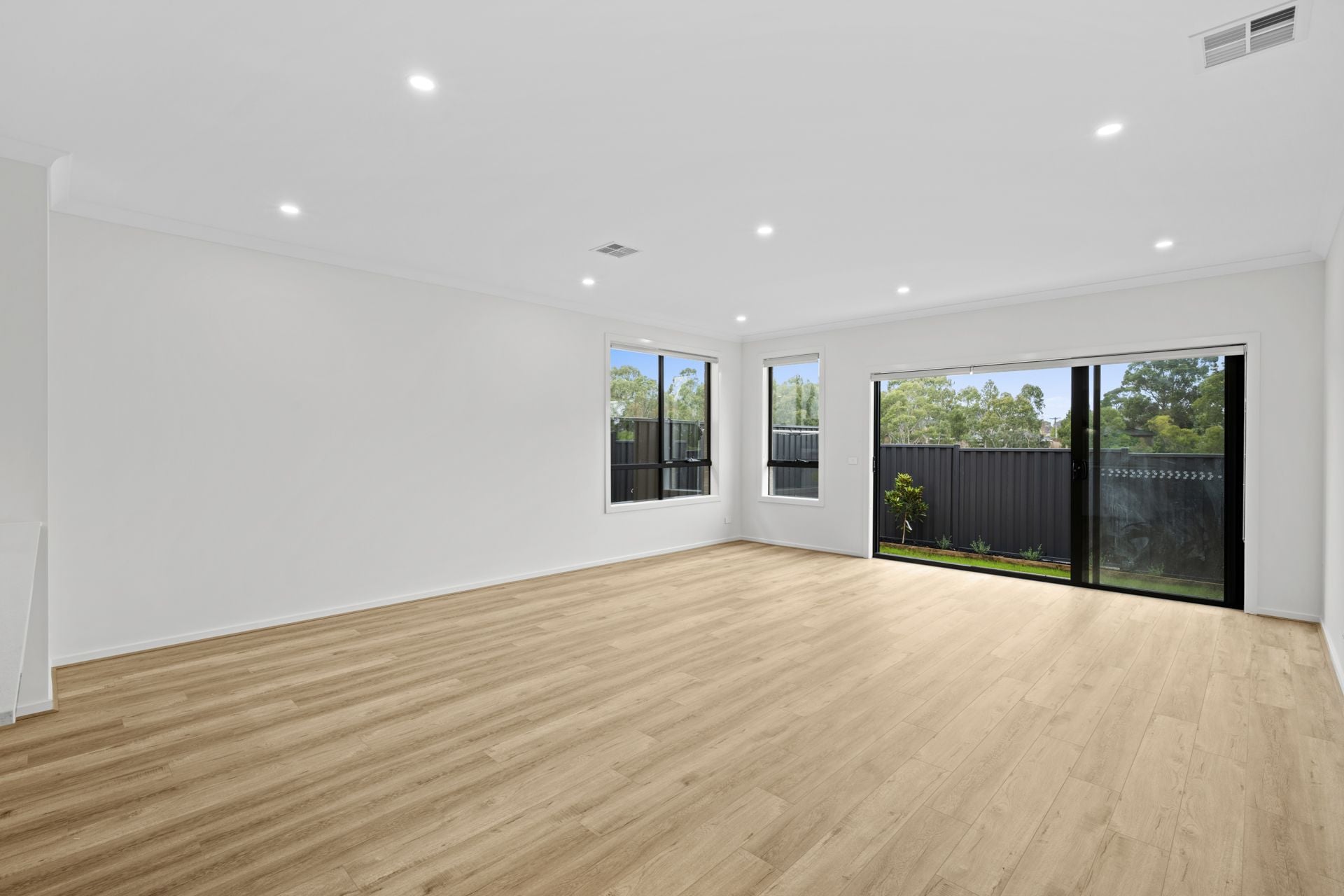 CONTEMPORARY COMFORT MEETS CONVENIENCE
