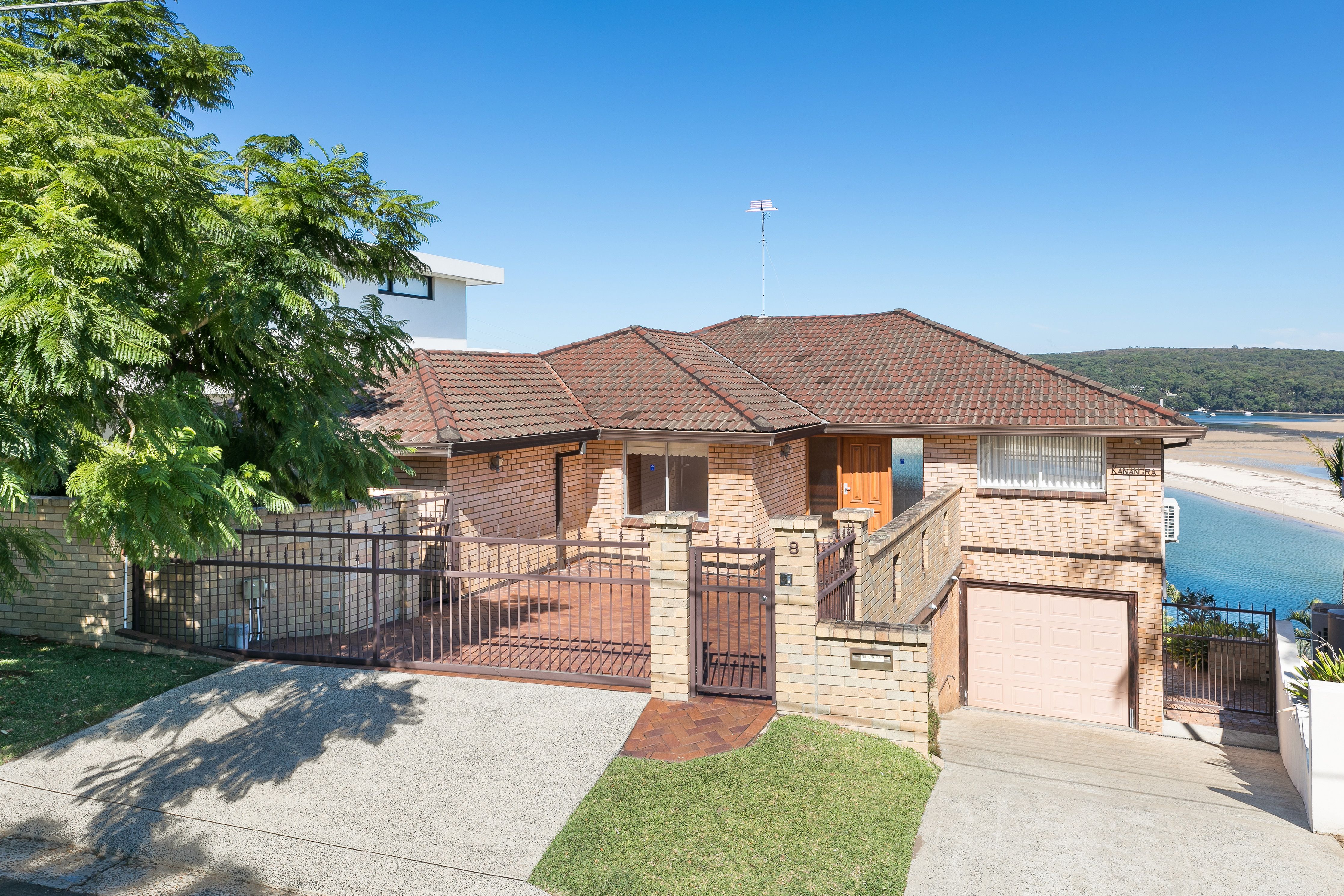 8 Loch Lomond Crescent BURRANEER 2230