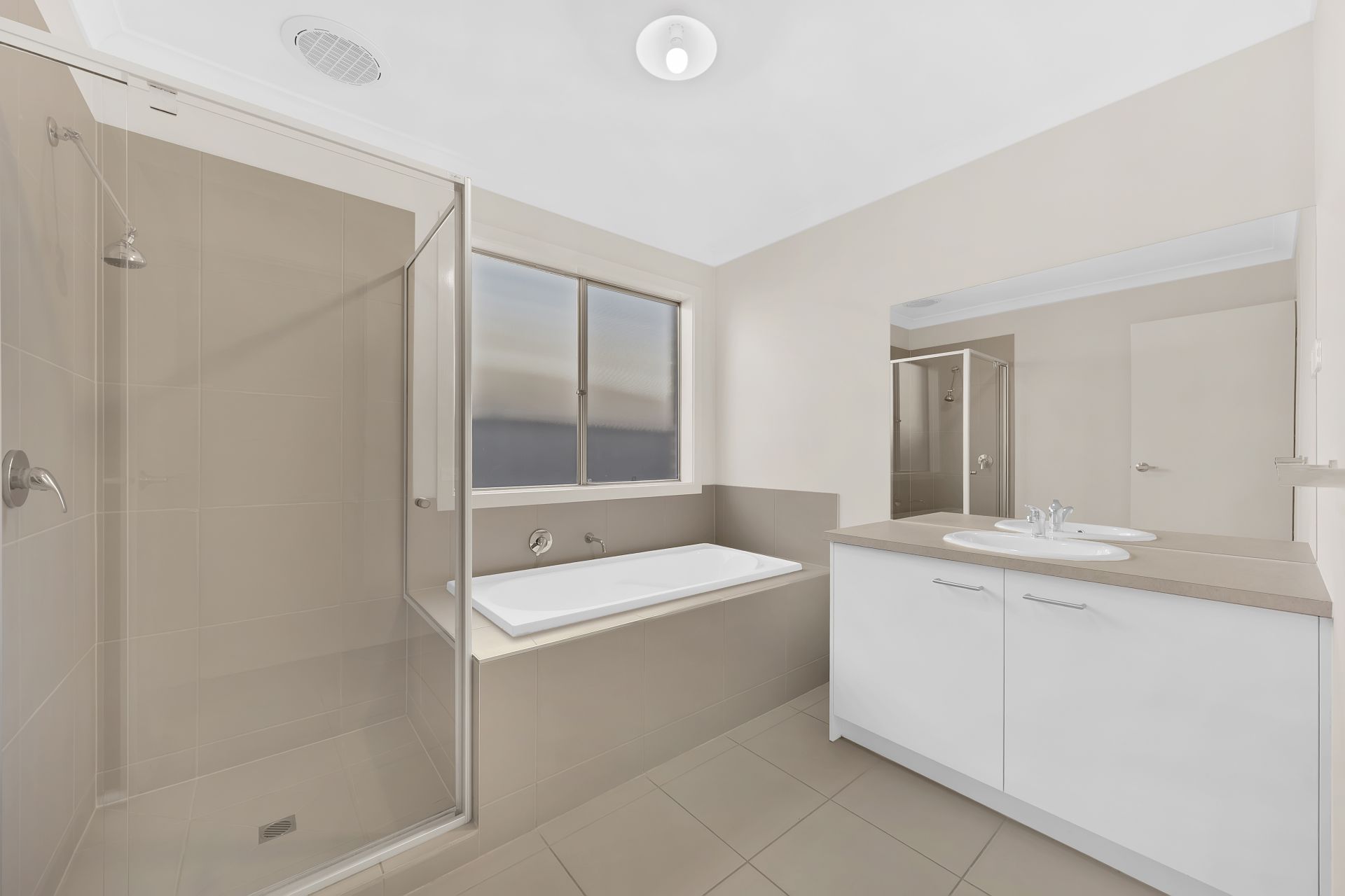 4 BEDROOM DELIGHT!