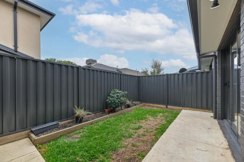 Modern & Low-Maintenance Living in a Prime Hadfield Location