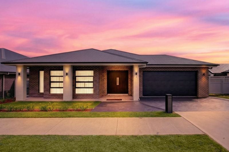 Immaculate Luxury: Seamless Indoor-Outdoor Living