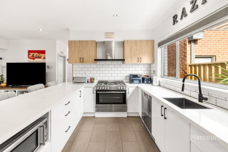 12 Chelsworth Place, Caroline Springs