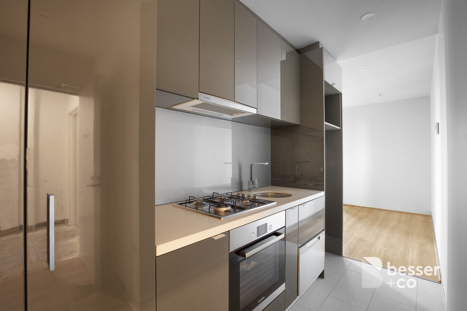 902/33 Clarke Street, Southbank - Thumbnail 2