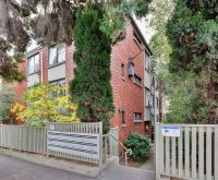 Quiet Inner-City Apartment with Secure Parking Near the CBD