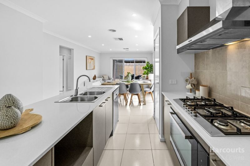 48 Royale Drive, Fraser Rise