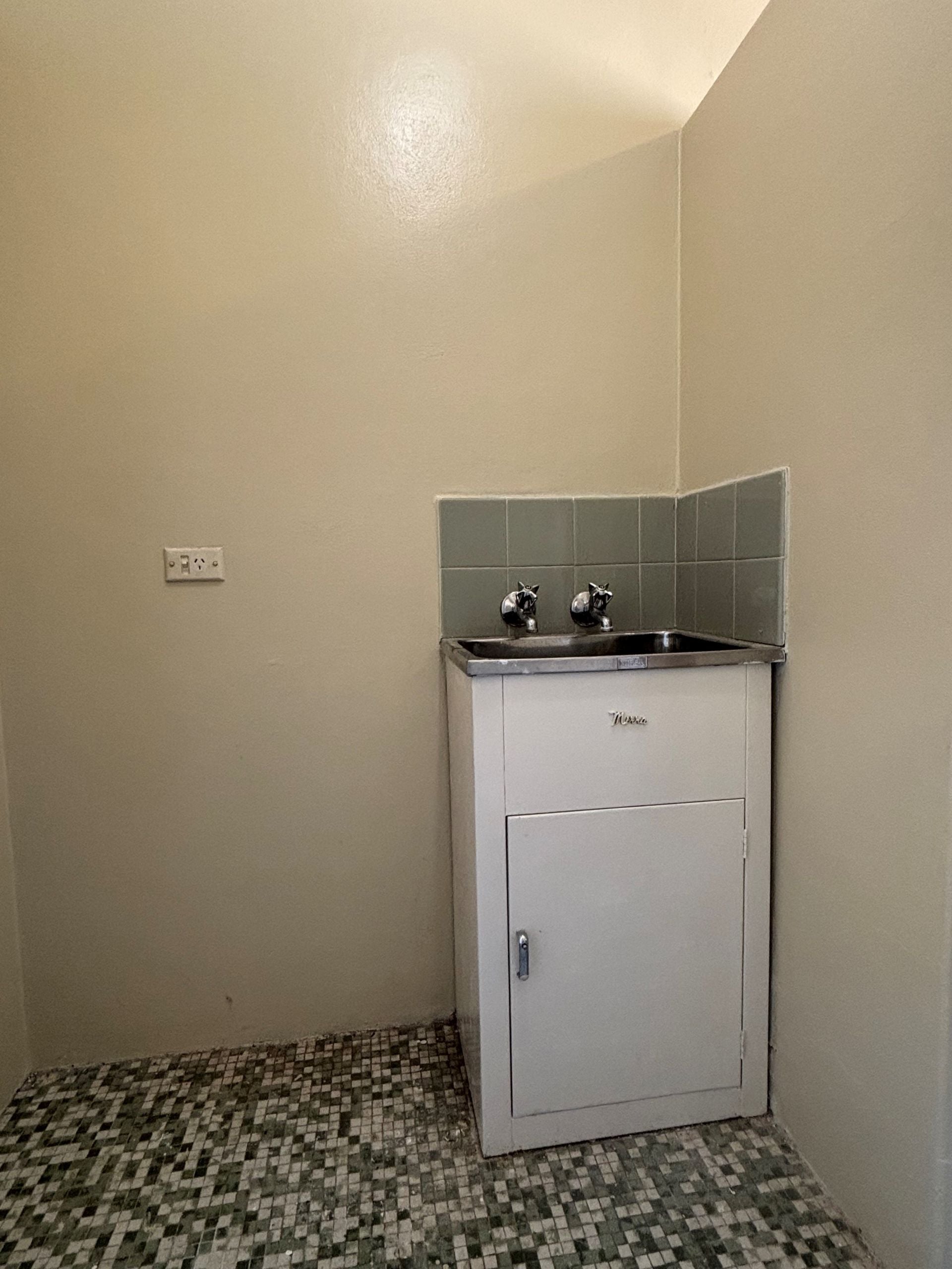 Bright & Convenient 2-Bedroom Unit in Ivanhoe