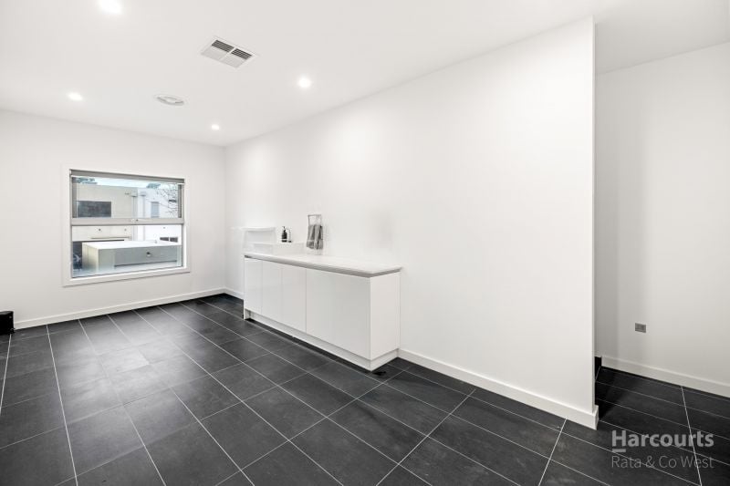 7 Waterview Walk, Caroline Springs