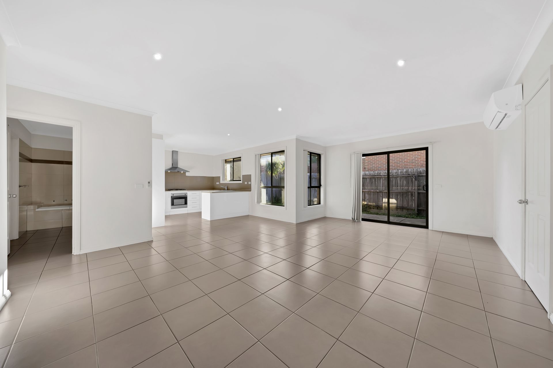 WALKING DISTANCE TO EPPING TRAIN STATION & PACIFIC EPPING!