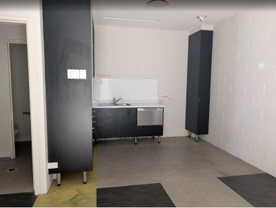 TIDY OFFICE/WAREHOUSE UNIT IN RARE COMPLEX!