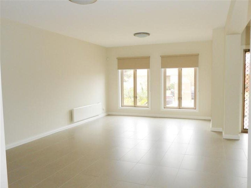 STYLISH TOWNHOUSE IN GREAT LOCATION