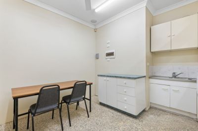 TIDY OFFICE/WAREHOUSE IN EAST BRISBANE WITH 6 CARS!