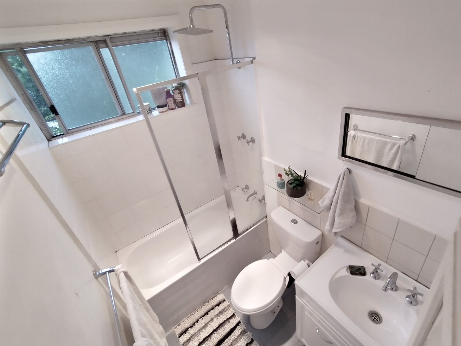 Spacious Top-Floor Apartment in Prime Westgarth Location