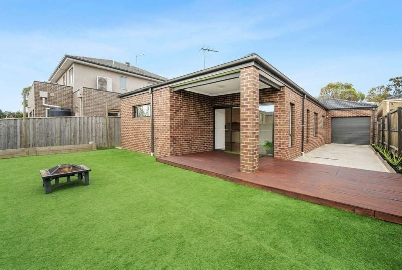 24 Yellow Brick Road, Doreen