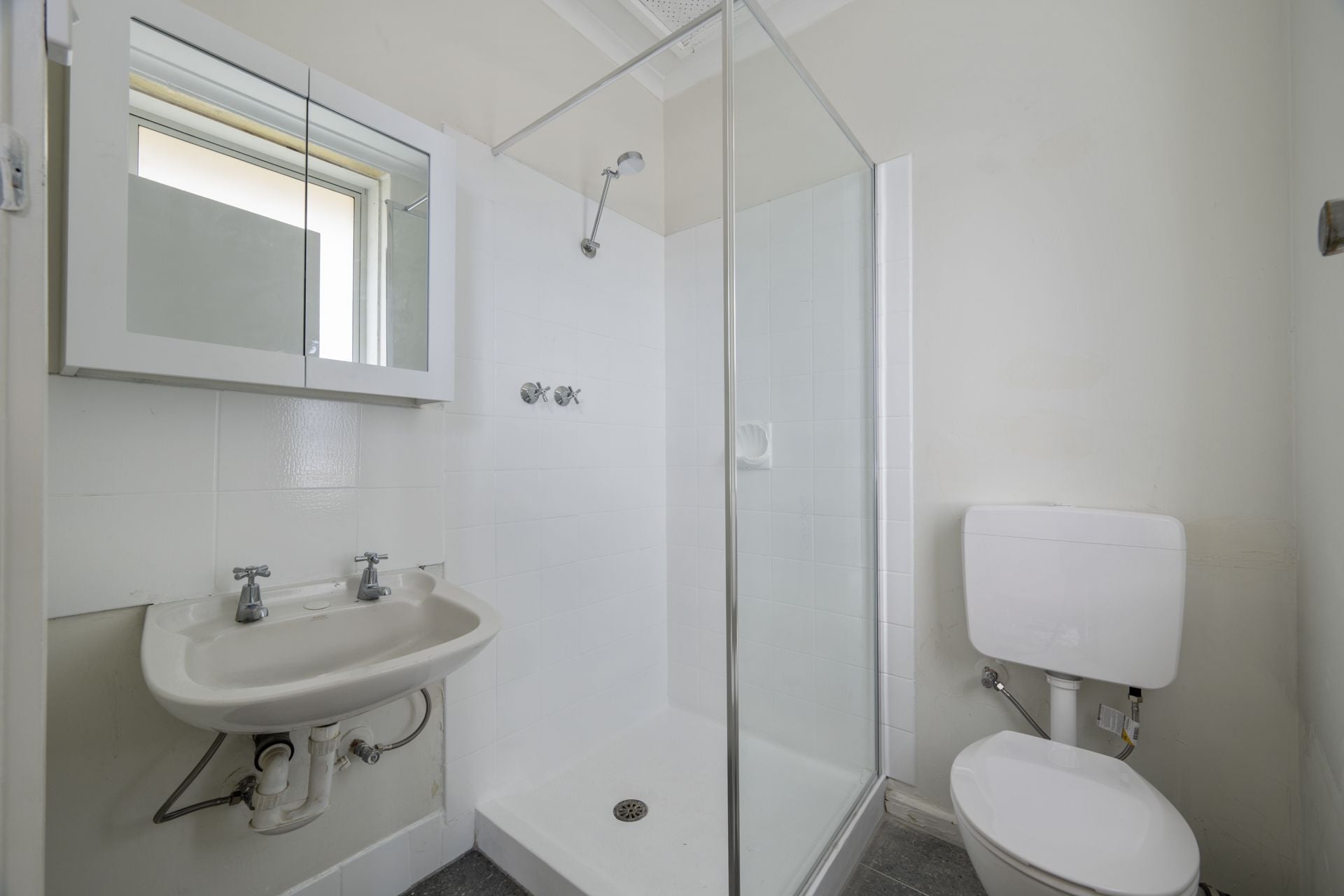 One Bedroom Fully Renovated in the Heart of Thornbury?