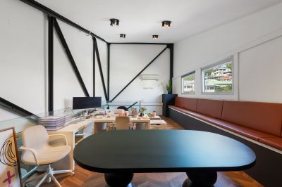 STUNNING INNER CITY SHOWROOM WITH HIGH CEILINGS