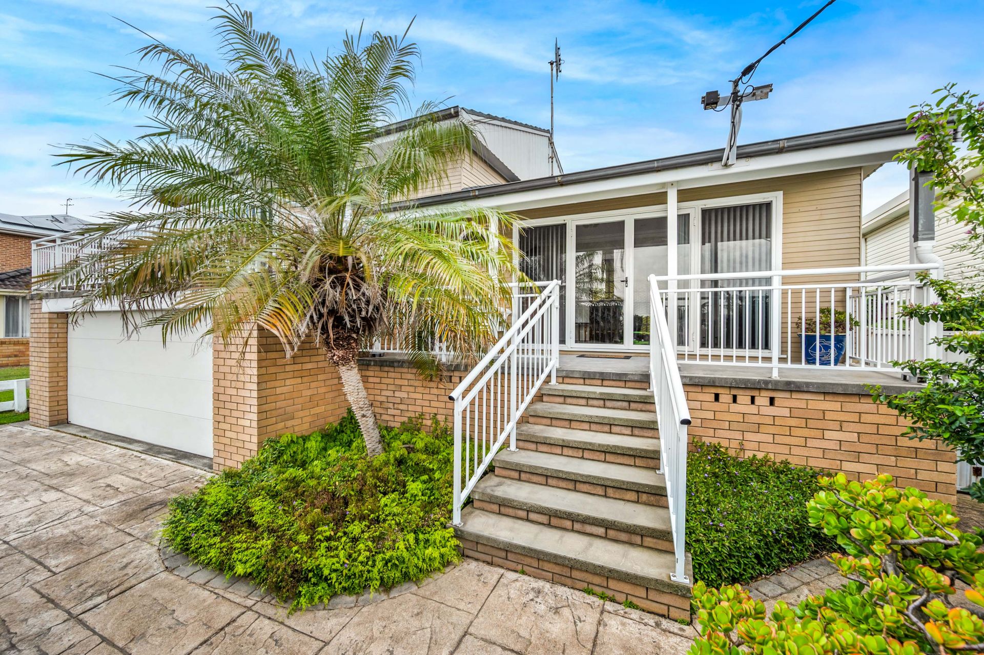 32 Macquarie Grove, Caves Beach - Thumbnail 2