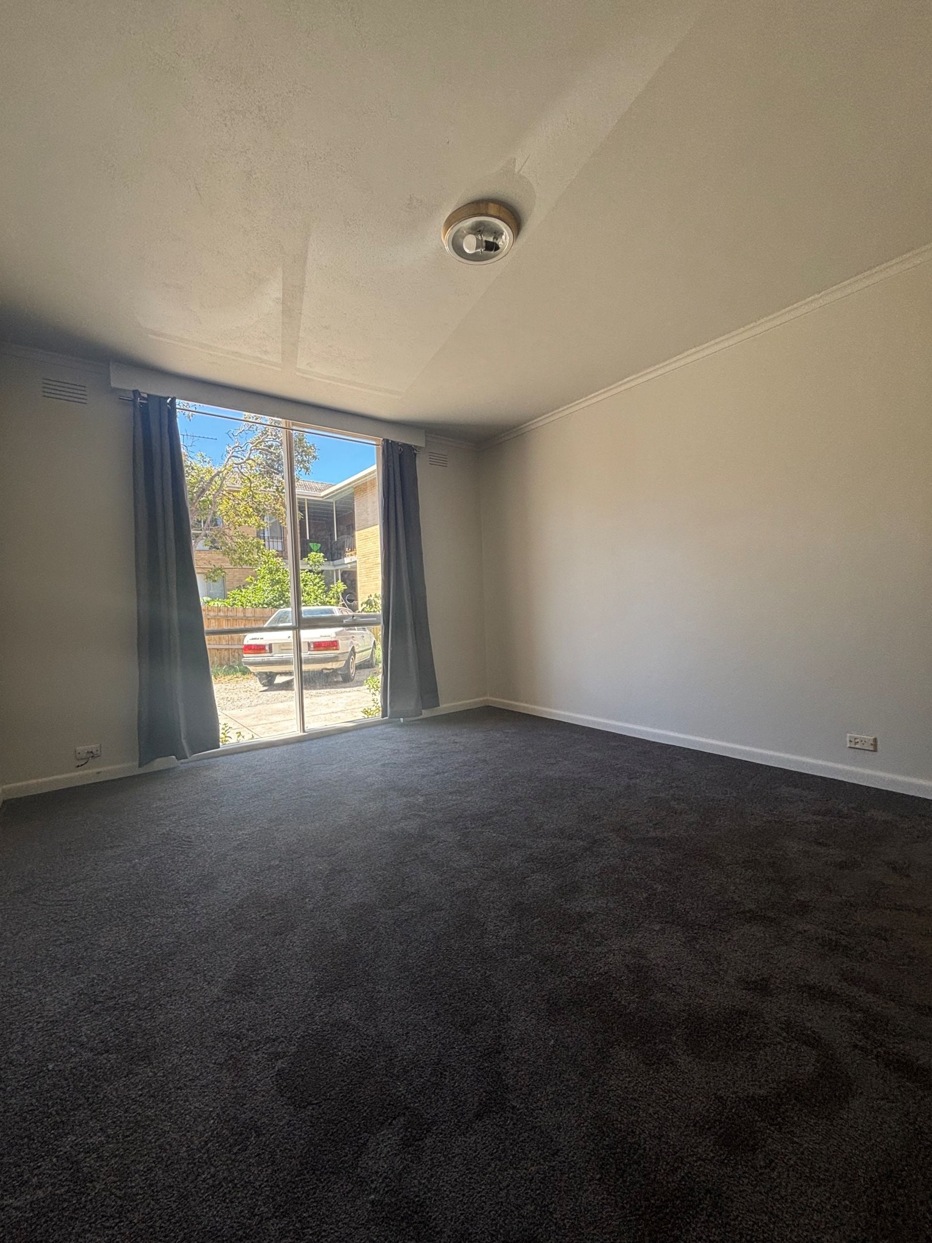 Apartment Living in the Heart of Ivanhoe – Close to Shops & Amenities