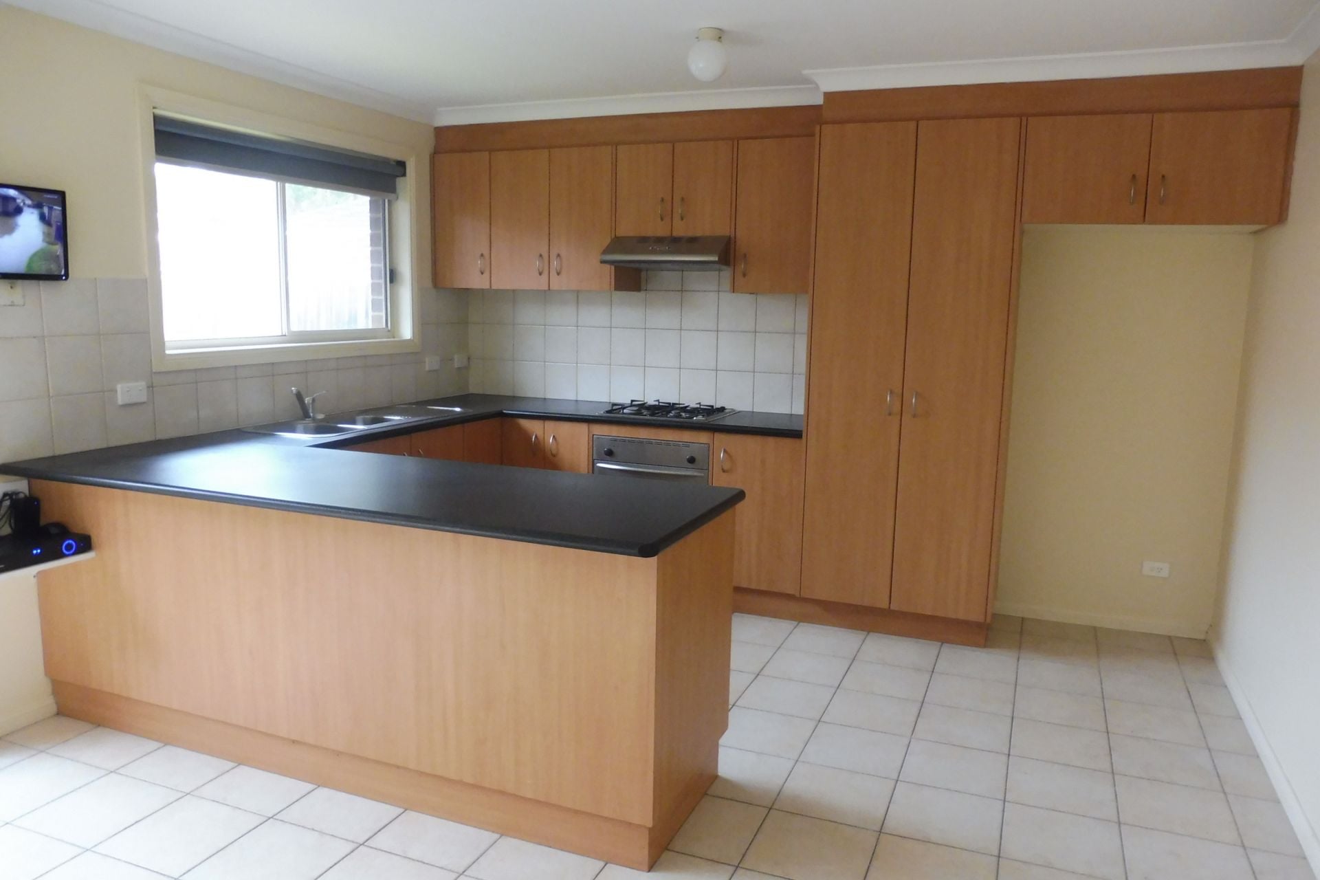 LOCATED CLOSE TO THOMASTOWN STATION