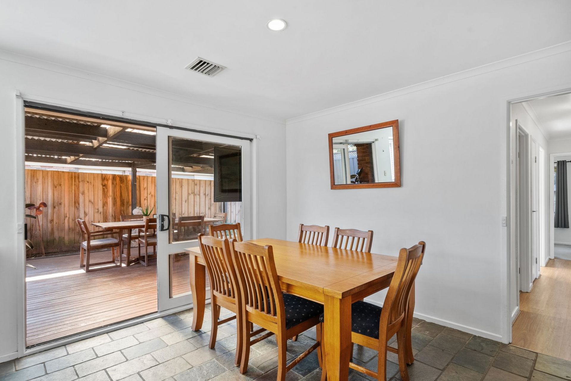 A Courtside Classic with Space for the Whole Household