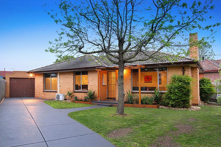 STYLISHLY HOME, CLOSE TO ALL AMENITIES