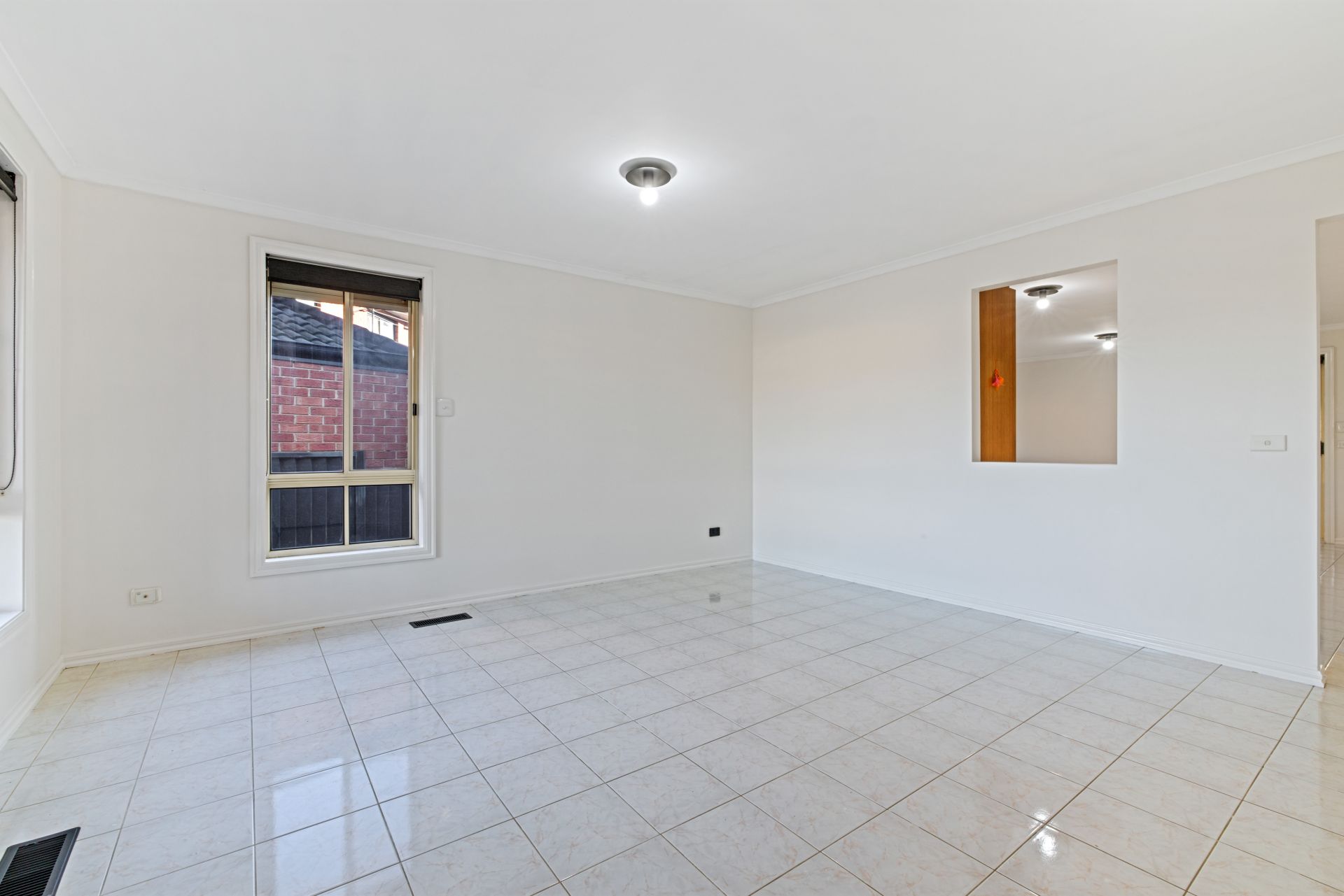 Immaculate Unit in a Peaceful Court Setting
