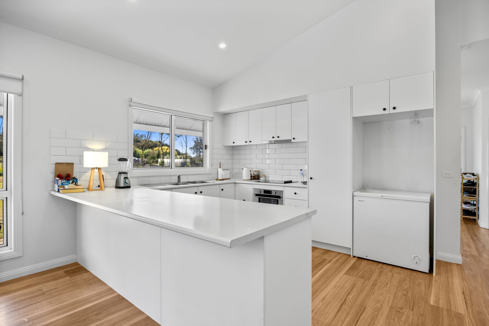 2.5 Acres! 3BRS+2 Living, stunning outlook, Warrenheip - Thumbnail 6