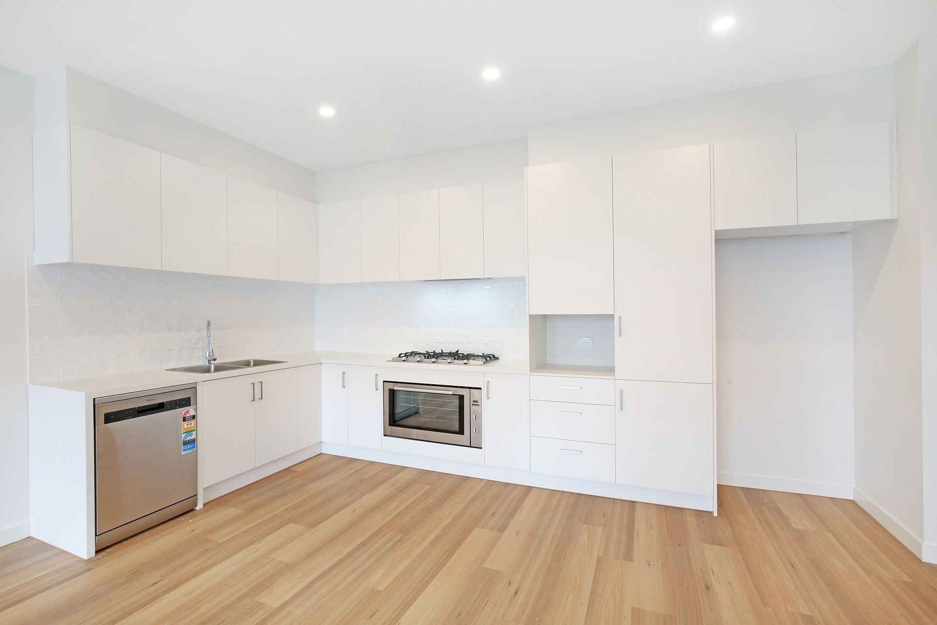 Like- new Townhouse!
