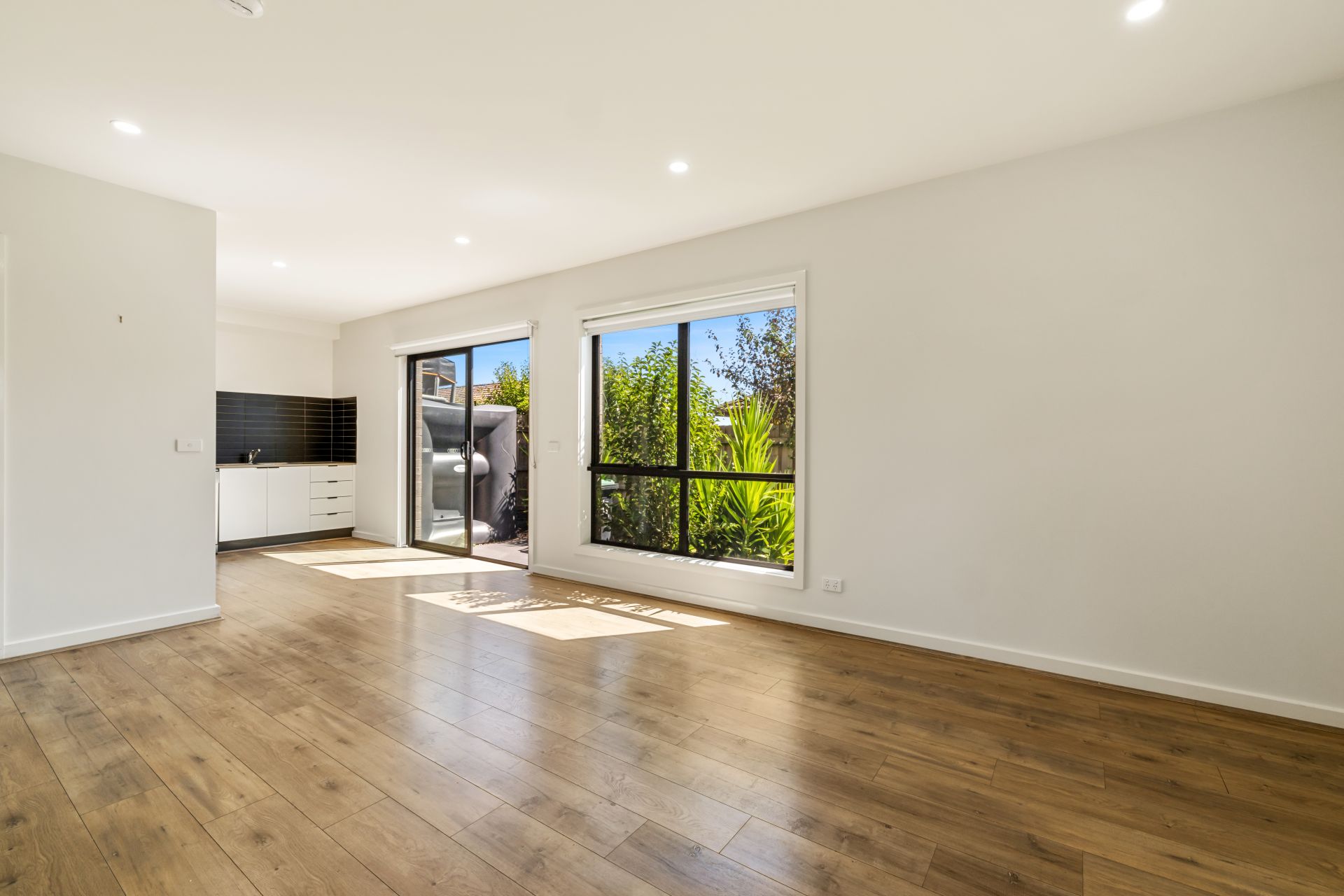 Stylish 2-Bedroom Townhouse in the Heart of Reservoir!