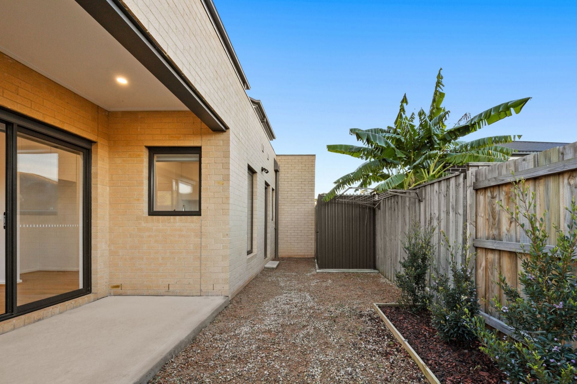 STYLISH 2 BEDDER WITH OPEN STUDY & 2 BATHROOMS