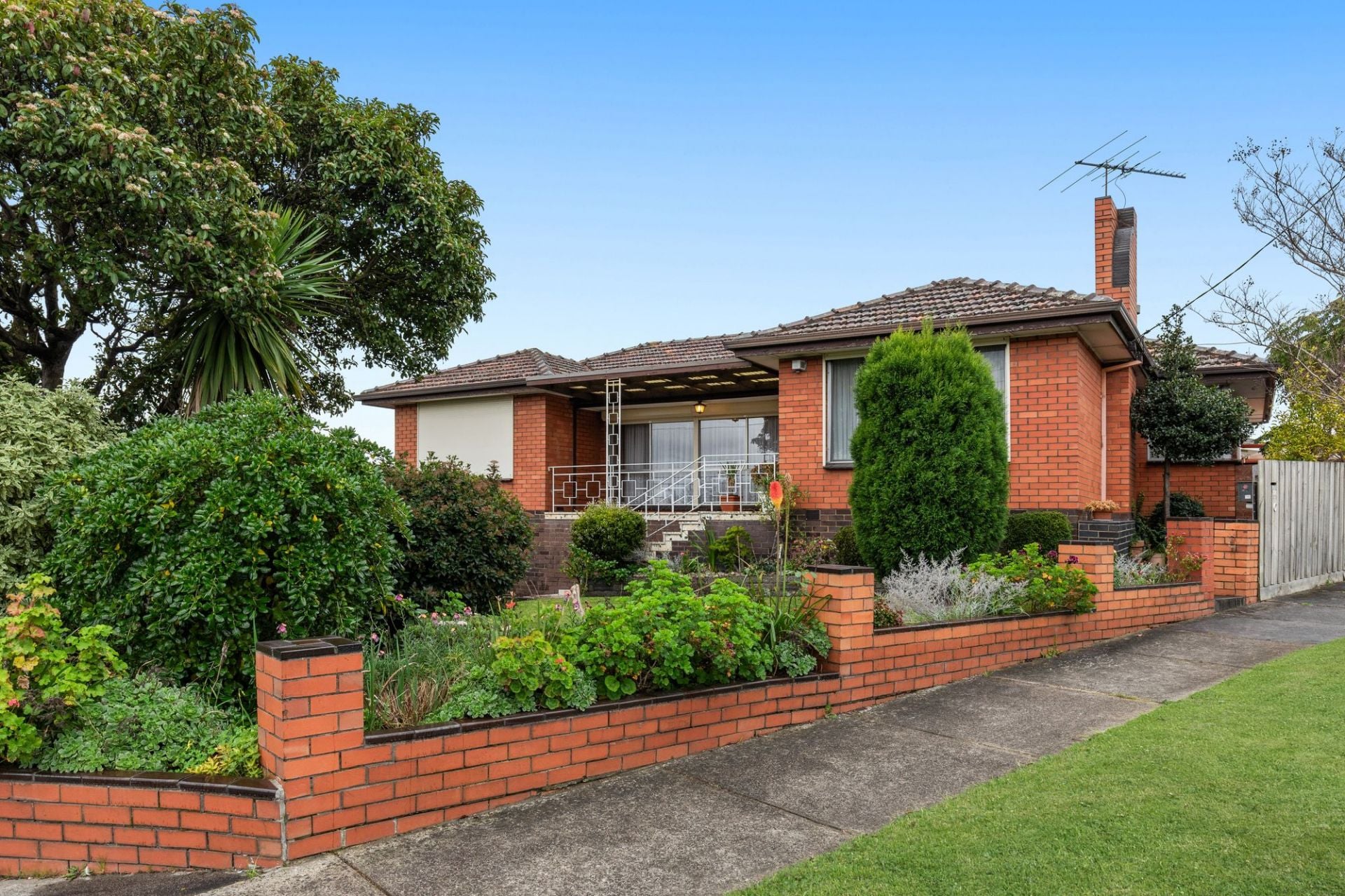A Family Favorite ….. with 2 Garages !