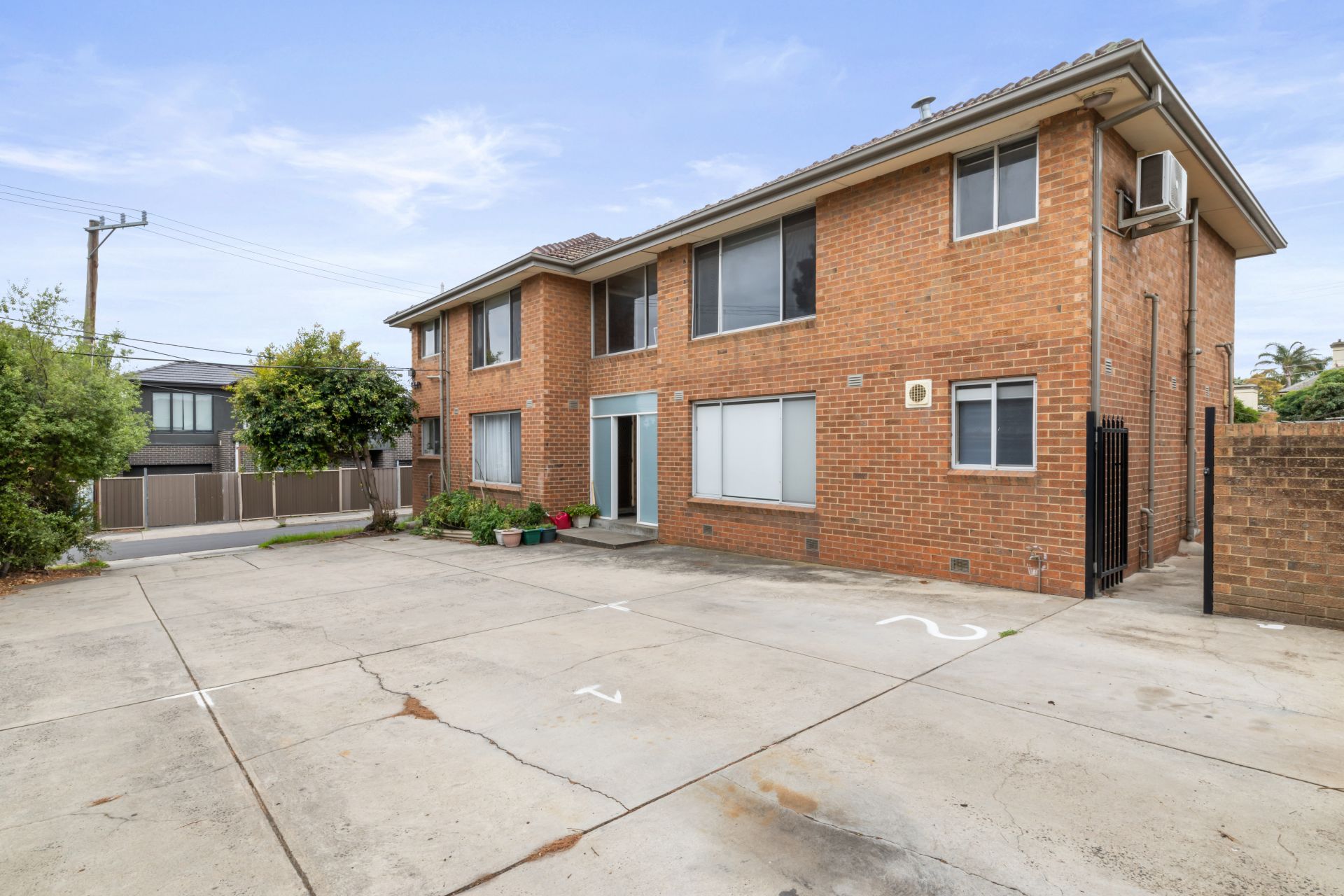UPDATED EXCELLENCE IN A SUPERB LOCATION