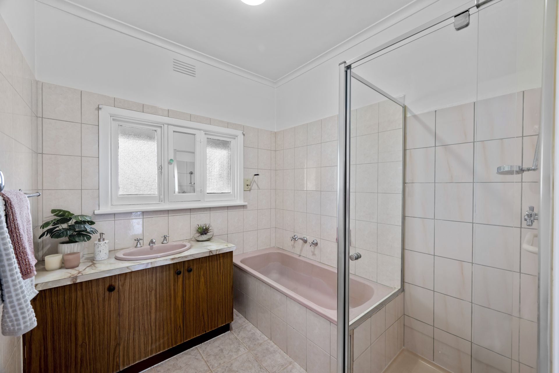 Elevated Charm In A Prime Lalor Location