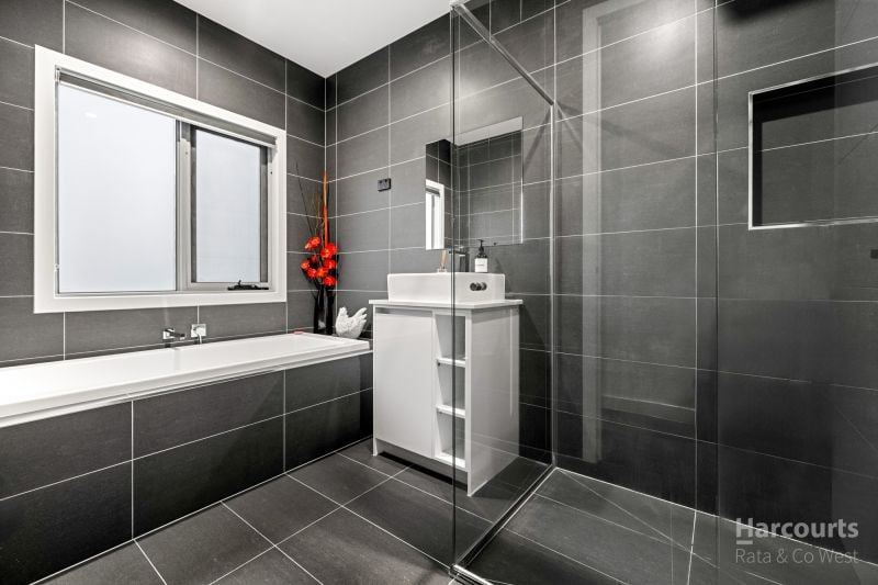 7 Waterview Walk, Caroline Springs