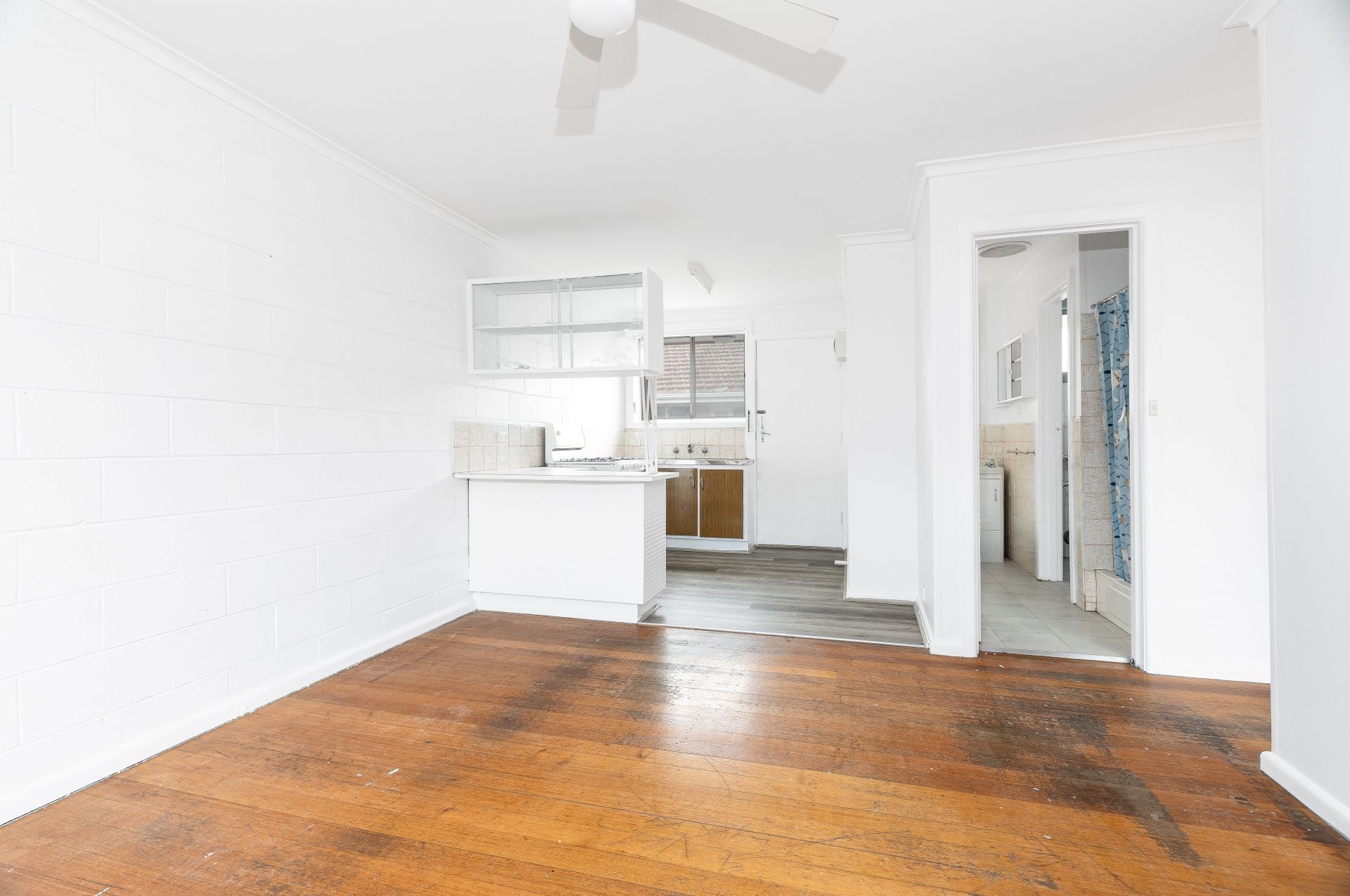 LOCATED CLOSE TO Thomastown station