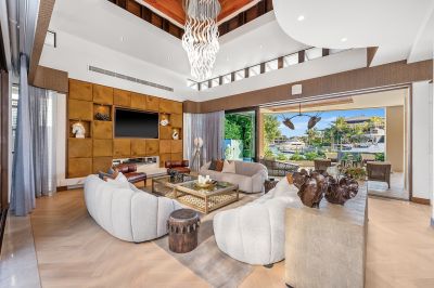 Grand-Scale Luxury Living in an Exquisite Waterfront Entertainer