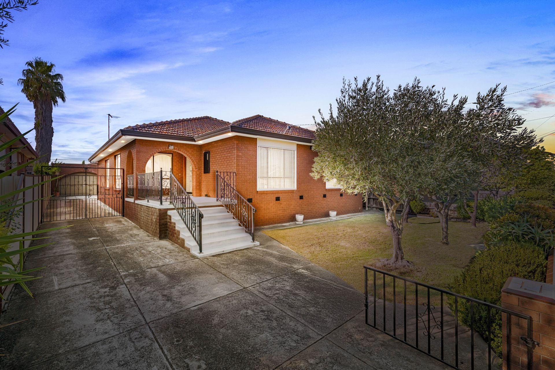 Quality Elevated Solid Home – Close To Everything