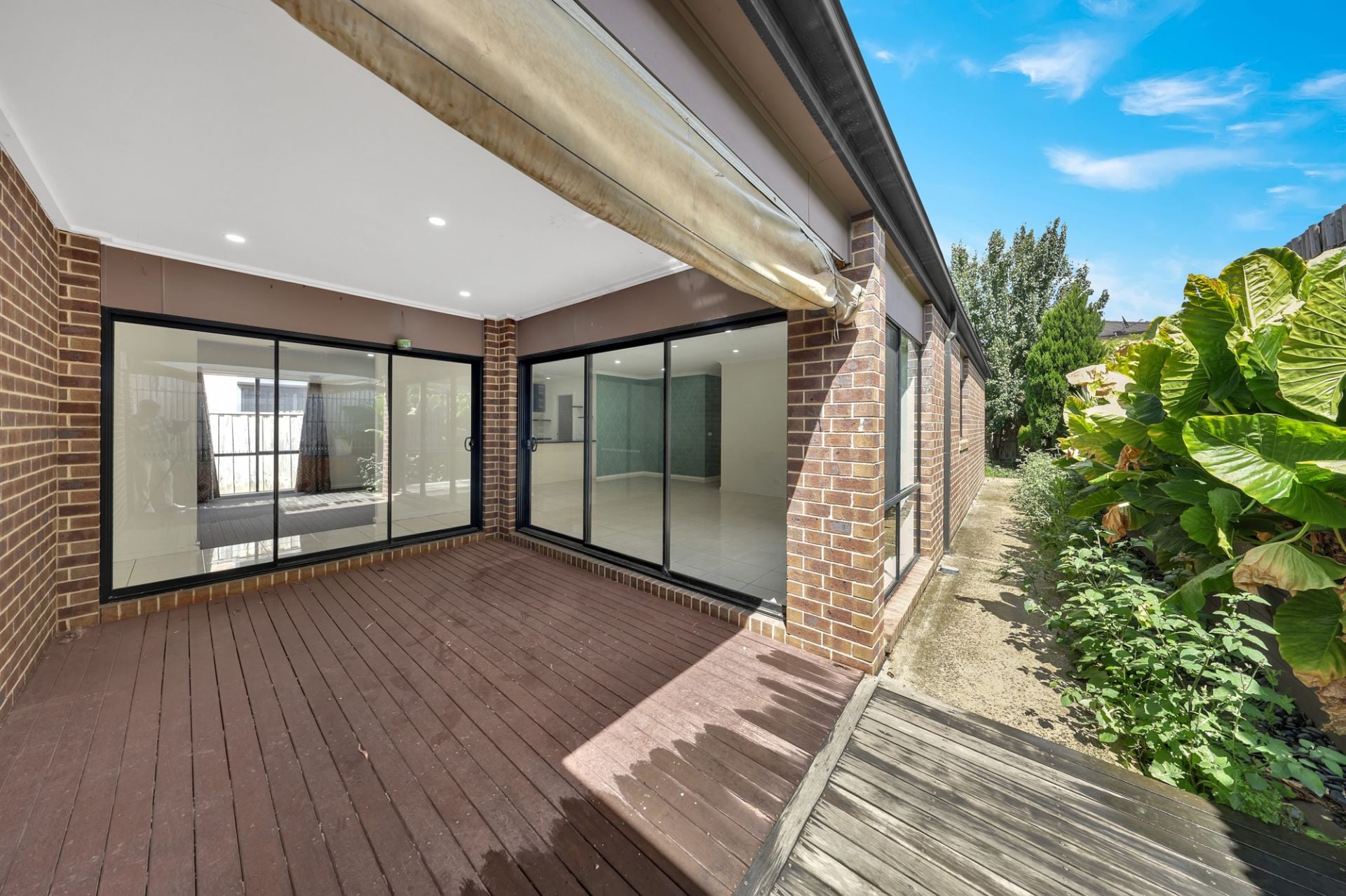 BEAUTIFULLY PRESENTED HOME!
