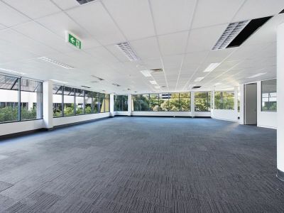 LIGHT FILLED OFFICE WITH 7 ONSITE CAR PARKS!
