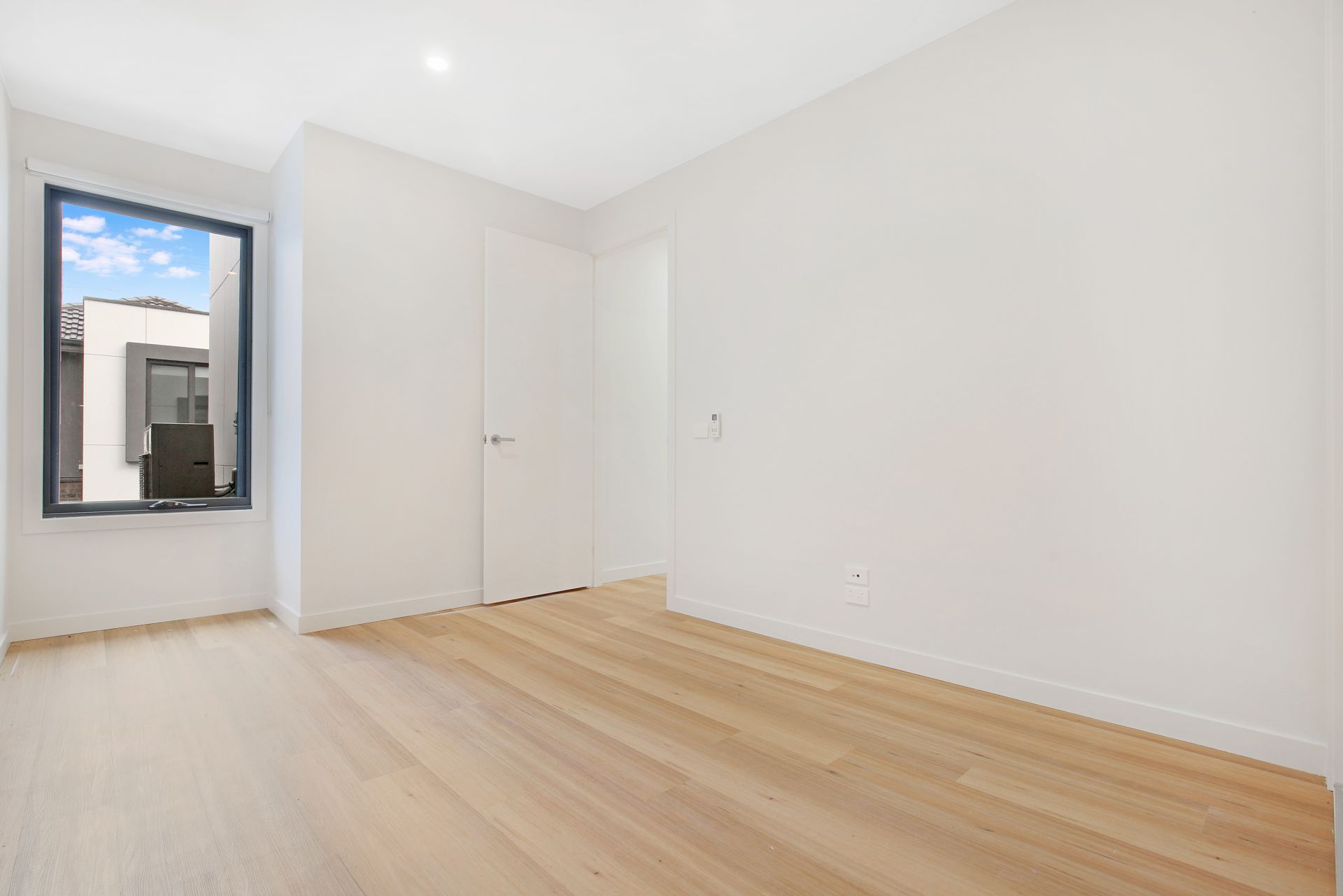 Like- new Townhouse!