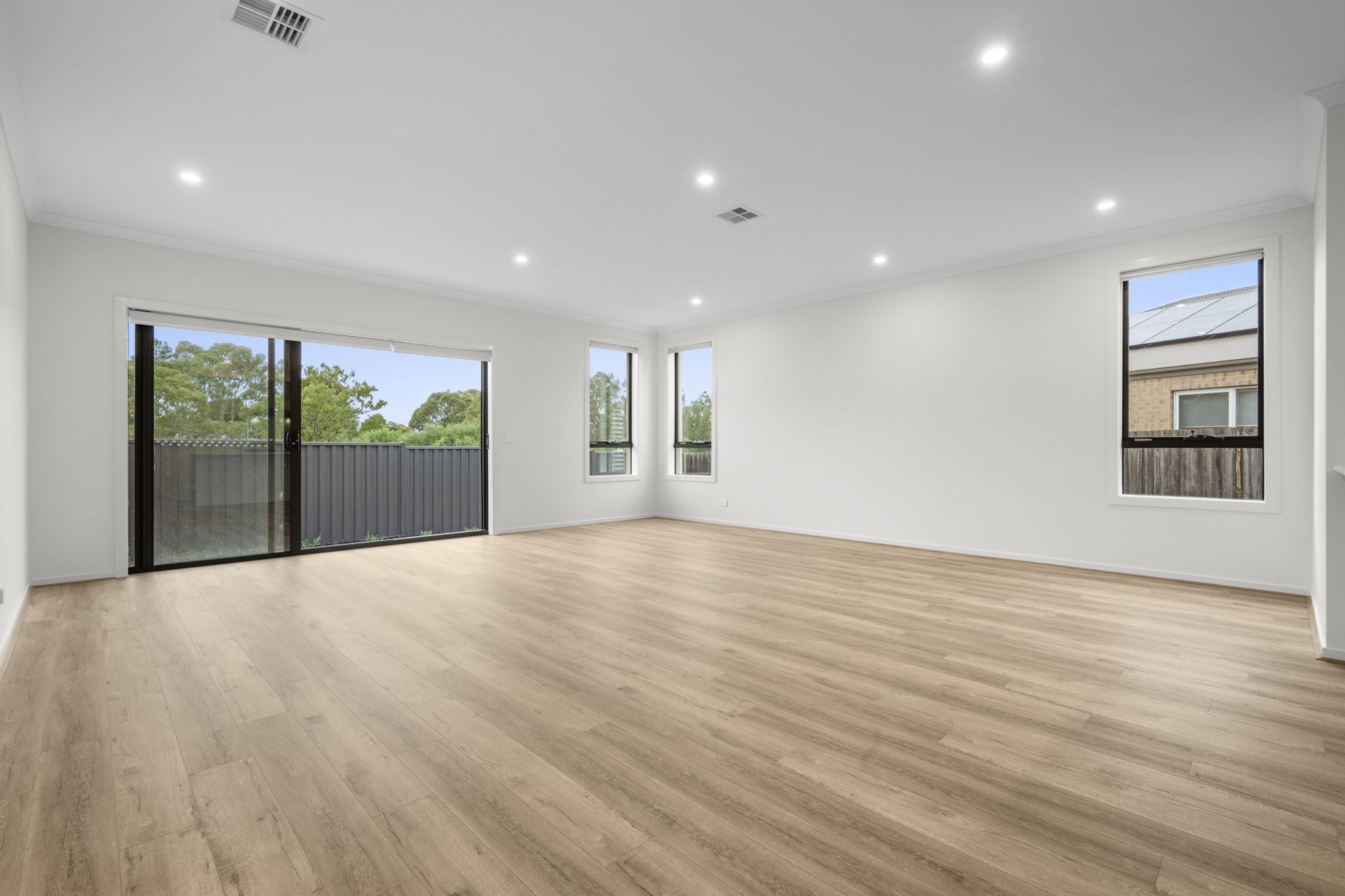 CONTEMPORARY COMFORT MEETS CONVENIENCE