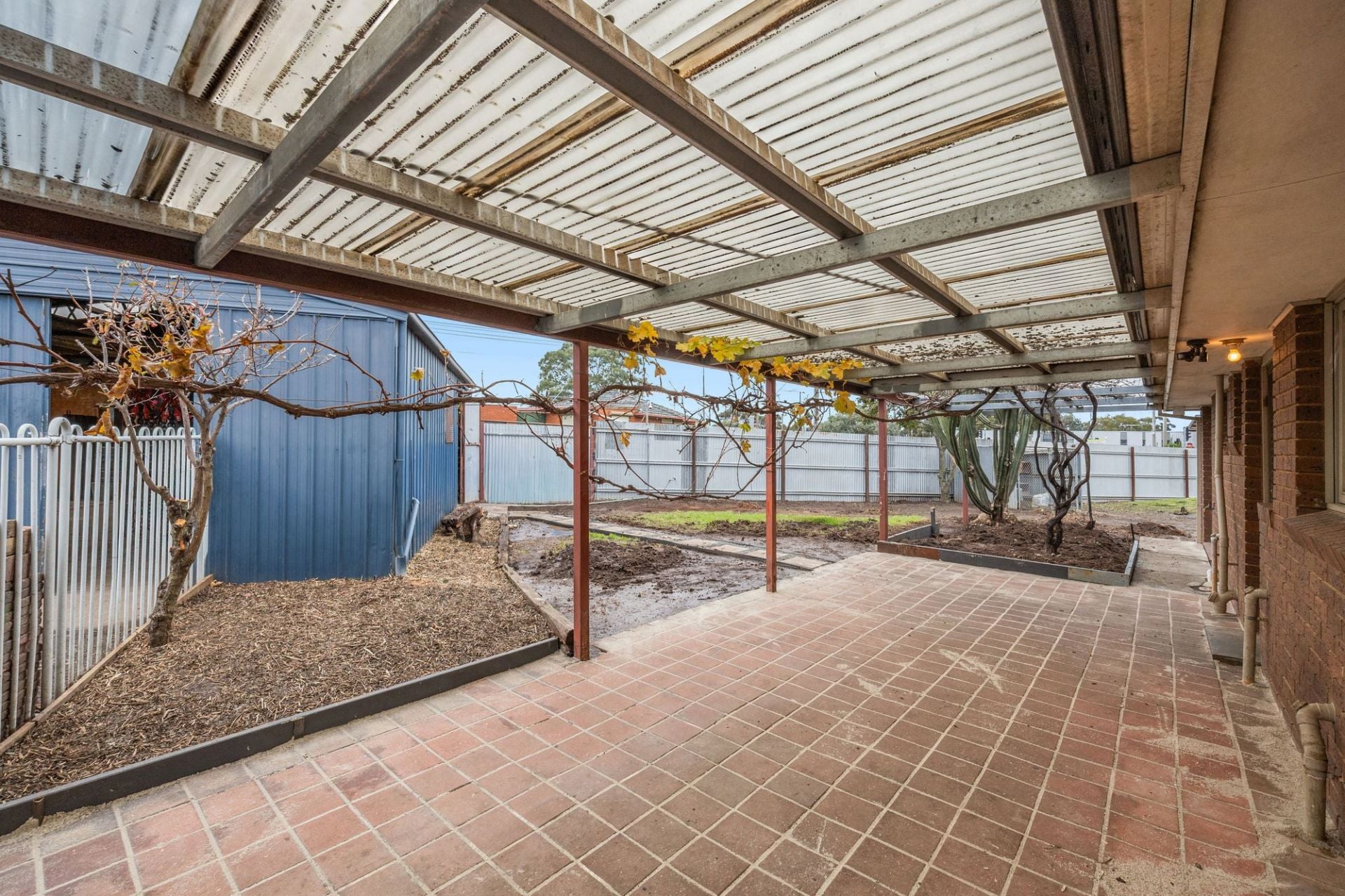 PRIME OPPORTUNITY OPPOSITE CRAIGIEBURN TRAIN STATION - 991m2  (approx) OF ENDLESS POTENTIAL
