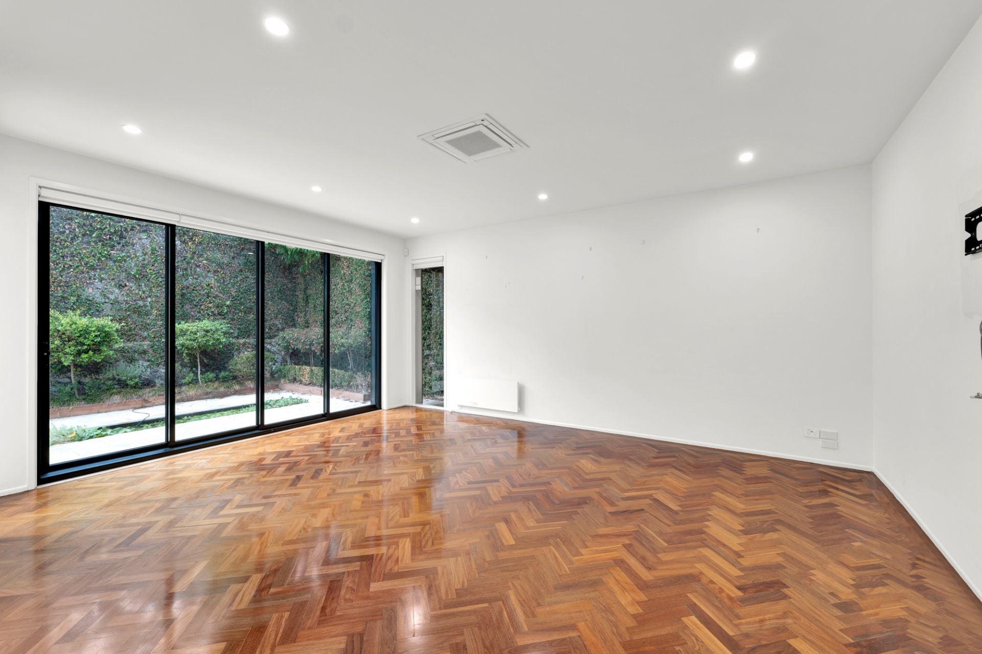 8 Cloverdale Avenue, Toorak, Toorak - Thumbnail 2