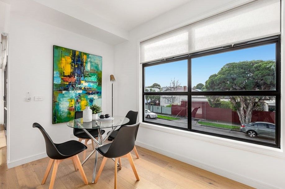 Stunning Apartment with Entertainers' Balcony