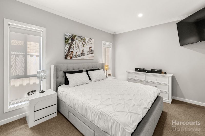 8 Mount Way, Caroline Springs